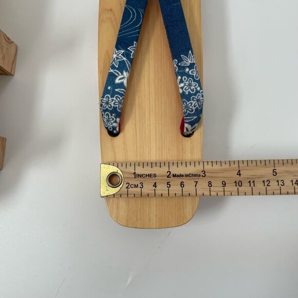 Women's Traditional Japanese Wooden Shoes Sandals 3" x 9" - Picture 7 of 8